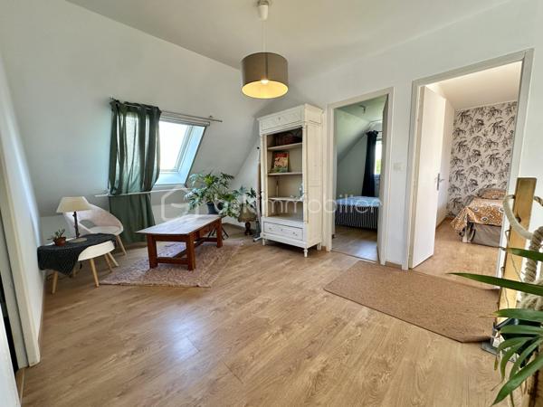 MAISON RÉCENTE – VIE DE PLAIN-PIED – 4 CHAMBRES – PROCHE PLAGES

Située sur le secteur recherché du Cap Coz, cette maison individuelle construite en 2010 développe environ 132 m² habitables sur une parcelle de 610 m².

Elle offre un cadre de vie fonctionnel et lumineux, idéal pour une famille recherchant la proximité du littoral et une maison habitable immédiatement.

La plage de Cap Coz se situe à seulement 1km ... moins de 5 minutes en vélo !

Elle se compose :

Au rez-de-chaussée :

Une belle pièce de vie lumineuse avec poêle à bois
Une cuisine ouverte aménagée et équipée
Un cellier
Une suite parentale avec dressing et salle d’eau privative
Un WC indépendant

À l’étage :

3 chambres
Une salle de bain avec baignoire et douche
Un WC 

Extérieurs :

Terrasse bien exposée
Jardin arboré
Plusieurs places de stationnement privatives
Pas de garage

Prestations techniques :

Construction de 2010
Menuiseries double vitrage
Volets roulants
Chauffage bois + électrique
Belle luminosité grâce aux expositions Sud / Est
Vie de plain-pied

Les plus :

Maison récente et fonctionnelle
Volumes confortables
Proximité immédiate des plages et du bourg
Accès rapide aux principaux axes
Secteur recherché du Cap Coz

À noter :
Le bien est situé en bordure d’un axe routier fréquenté. 
Cette configuration offre une excellente accessibilité au quotidien, mais implique un environnement plus vivant qu’un emplacement en retrait ou en impasse.
Quelques finitions sont à prévoir.

Un bien cohérent pour les acquéreurs recherchant avant tout :
• un emplacement proche du littoral,
• une maison familiale récente,
• une vie de plain-pied,
• et un accès rapide aux commodités et plages du secteur.

Taxe Foncière : 1157€/an

- - - Visite uniquement sur rendez-vous - - -

Contact Exclusif : 

Gino Dupuy – BSK Immobilier
Votre Conseiller Immobilier sur Quimper et le Finistère Sud.
Avis de valeur OFFERT dans tout le Finistère Sud.

_________________________________________________

VENTE IMMOBILIÈRE – QUIMPER & Alentours
Échangeons sur votre projet, sans engagement, pour définir la meilleure stratégie de vente.

APPORTEURS D'AFFAIRES
Vous connaissez quelqu'un qui souhaite vendre ou acheter ?
Un simple message suffit pour initier un contact, je m'occupe du reste. Rémunération attractive.

COLLABORATION INTERCABINET
Discutons volontiers d'un partage de mandat ou d'un acheteur en recherche.

_________________________________________________

Honoraires charge vendeur : aucun frais d'agence supplémentaires pour vous.
Le prix affiché est votre prix final hors frais de notaire.