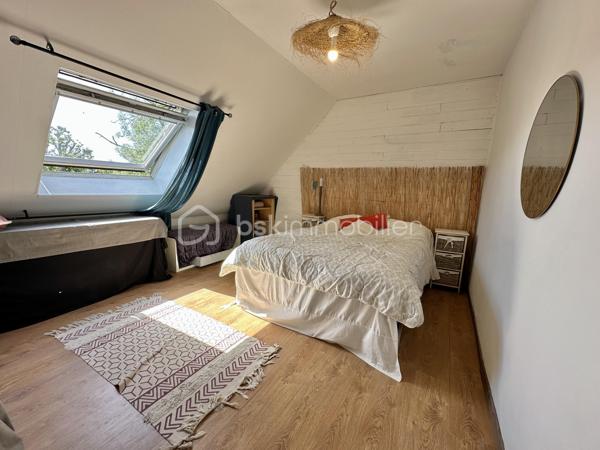 MAISON RÉCENTE – VIE DE PLAIN-PIED – 4 CHAMBRES – PROCHE PLAGES

Située sur le secteur recherché du Cap Coz, cette maison individuelle construite en 2010 développe environ 132 m² habitables sur une parcelle de 610 m².

Elle offre un cadre de vie fonctionnel et lumineux, idéal pour une famille recherchant la proximité du littoral et une maison habitable immédiatement.

La plage de Cap Coz se situe à seulement 1km ... moins de 5 minutes en vélo !

Elle se compose :

Au rez-de-chaussée :

Une belle pièce de vie lumineuse avec poêle à bois
Une cuisine ouverte aménagée et équipée
Un cellier
Une suite parentale avec dressing et salle d’eau privative
Un WC indépendant

À l’étage :

3 chambres
Une salle de bain avec baignoire et douche
Un WC 

Extérieurs :

Terrasse bien exposée
Jardin arboré
Plusieurs places de stationnement privatives
Pas de garage

Prestations techniques :

Construction de 2010
Menuiseries double vitrage
Volets roulants
Chauffage bois + électrique
Belle luminosité grâce aux expositions Sud / Est
Vie de plain-pied

Les plus :

Maison récente et fonctionnelle
Volumes confortables
Proximité immédiate des plages et du bourg
Accès rapide aux principaux axes
Secteur recherché du Cap Coz

À noter :
Le bien est situé en bordure d’un axe routier fréquenté. 
Cette configuration offre une excellente accessibilité au quotidien, mais implique un environnement plus vivant qu’un emplacement en retrait ou en impasse.
Quelques finitions sont à prévoir.

Un bien cohérent pour les acquéreurs recherchant avant tout :
• un emplacement proche du littoral,
• une maison familiale récente,
• une vie de plain-pied,
• et un accès rapide aux commodités et plages du secteur.

Taxe Foncière : 1157€/an

- - - Visite uniquement sur rendez-vous - - -

Contact Exclusif : 

Gino Dupuy – BSK Immobilier
Votre Conseiller Immobilier sur Quimper et le Finistère Sud.
Avis de valeur OFFERT dans tout le Finistère Sud.

_________________________________________________

VENTE IMMOBILIÈRE – QUIMPER & Alentours
Échangeons sur votre projet, sans engagement, pour définir la meilleure stratégie de vente.

APPORTEURS D'AFFAIRES
Vous connaissez quelqu'un qui souhaite vendre ou acheter ?
Un simple message suffit pour initier un contact, je m'occupe du reste. Rémunération attractive.

COLLABORATION INTERCABINET
Discutons volontiers d'un partage de mandat ou d'un acheteur en recherche.

_________________________________________________

Honoraires charge vendeur : aucun frais d'agence supplémentaires pour vous.
Le prix affiché est votre prix final hors frais de notaire.