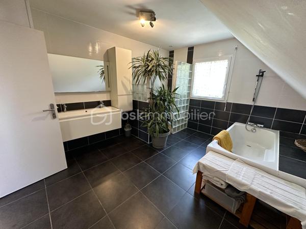 MAISON RÉCENTE – VIE DE PLAIN-PIED – 4 CHAMBRES – PROCHE PLAGES

Située sur le secteur recherché du Cap Coz, cette maison individuelle construite en 2010 développe environ 132 m² habitables sur une parcelle de 610 m².

Elle offre un cadre de vie fonctionnel et lumineux, idéal pour une famille recherchant la proximité du littoral et une maison habitable immédiatement.

La plage de Cap Coz se situe à seulement 1km ... moins de 5 minutes en vélo !

Elle se compose :

Au rez-de-chaussée :

Une belle pièce de vie lumineuse avec poêle à bois
Une cuisine ouverte aménagée et équipée
Un cellier
Une suite parentale avec dressing et salle d’eau privative
Un WC indépendant

À l’étage :

3 chambres
Une salle de bain avec baignoire et douche
Un WC 

Extérieurs :

Terrasse bien exposée
Jardin arboré
Plusieurs places de stationnement privatives
Pas de garage

Prestations techniques :

Construction de 2010
Menuiseries double vitrage
Volets roulants
Chauffage bois + électrique
Belle luminosité grâce aux expositions Sud / Est
Vie de plain-pied

Les plus :

Maison récente et fonctionnelle
Volumes confortables
Proximité immédiate des plages et du bourg
Accès rapide aux principaux axes
Secteur recherché du Cap Coz

À noter :
Le bien est situé en bordure d’un axe routier fréquenté. 
Cette configuration offre une excellente accessibilité au quotidien, mais implique un environnement plus vivant qu’un emplacement en retrait ou en impasse.
Quelques finitions sont à prévoir.

Un bien cohérent pour les acquéreurs recherchant avant tout :
• un emplacement proche du littoral,
• une maison familiale récente,
• une vie de plain-pied,
• et un accès rapide aux commodités et plages du secteur.

Taxe Foncière : 1157€/an

- - - Visite uniquement sur rendez-vous - - -

Contact Exclusif : 

Gino Dupuy – BSK Immobilier
Votre Conseiller Immobilier sur Quimper et le Finistère Sud.
Avis de valeur OFFERT dans tout le Finistère Sud.

_________________________________________________

VENTE IMMOBILIÈRE – QUIMPER & Alentours
Échangeons sur votre projet, sans engagement, pour définir la meilleure stratégie de vente.

APPORTEURS D'AFFAIRES
Vous connaissez quelqu'un qui souhaite vendre ou acheter ?
Un simple message suffit pour initier un contact, je m'occupe du reste. Rémunération attractive.

COLLABORATION INTERCABINET
Discutons volontiers d'un partage de mandat ou d'un acheteur en recherche.

_________________________________________________

Honoraires charge vendeur : aucun frais d'agence supplémentaires pour vous.
Le prix affiché est votre prix final hors frais de notaire.