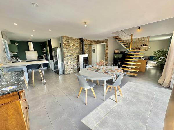 MAISON RÉCENTE – VIE DE PLAIN-PIED – 4 CHAMBRES – PROCHE PLAGES

Située sur le secteur recherché du Cap Coz, cette maison individuelle construite en 2010 développe environ 132 m² habitables sur une parcelle de 610 m².

Elle offre un cadre de vie fonctionnel et lumineux, idéal pour une famille recherchant la proximité du littoral et une maison habitable immédiatement.

La plage de Cap Coz se situe à seulement 1km ... moins de 5 minutes en vélo !

Elle se compose :

Au rez-de-chaussée :

Une belle pièce de vie lumineuse avec poêle à bois
Une cuisine ouverte aménagée et équipée
Un cellier
Une suite parentale avec dressing et salle d’eau privative
Un WC indépendant

À l’étage :

3 chambres
Une salle de bain avec baignoire et douche
Un WC 

Extérieurs :

Terrasse bien exposée
Jardin arboré
Plusieurs places de stationnement privatives
Pas de garage

Prestations techniques :

Construction de 2010
Menuiseries double vitrage
Volets roulants
Chauffage bois + électrique
Belle luminosité grâce aux expositions Sud / Est
Vie de plain-pied

Les plus :

Maison récente et fonctionnelle
Volumes confortables
Proximité immédiate des plages et du bourg
Accès rapide aux principaux axes
Secteur recherché du Cap Coz

À noter :
Le bien est situé en bordure d’un axe routier fréquenté. 
Cette configuration offre une excellente accessibilité au quotidien, mais implique un environnement plus vivant qu’un emplacement en retrait ou en impasse.
Quelques finitions sont à prévoir.

Un bien cohérent pour les acquéreurs recherchant avant tout :
• un emplacement proche du littoral,
• une maison familiale récente,
• une vie de plain-pied,
• et un accès rapide aux commodités et plages du secteur.

Taxe Foncière : 1157€/an

- - - Visite uniquement sur rendez-vous - - -

Contact Exclusif : 

Gino Dupuy – BSK Immobilier
Votre Conseiller Immobilier sur Quimper et le Finistère Sud.
Avis de valeur OFFERT dans tout le Finistère Sud.

_________________________________________________

VENTE IMMOBILIÈRE – QUIMPER & Alentours
Échangeons sur votre projet, sans engagement, pour définir la meilleure stratégie de vente.

APPORTEURS D'AFFAIRES
Vous connaissez quelqu'un qui souhaite vendre ou acheter ?
Un simple message suffit pour initier un contact, je m'occupe du reste. Rémunération attractive.

COLLABORATION INTERCABINET
Discutons volontiers d'un partage de mandat ou d'un acheteur en recherche.

_________________________________________________

Honoraires charge vendeur : aucun frais d'agence supplémentaires pour vous.
Le prix affiché est votre prix final hors frais de notaire.