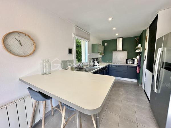 MAISON RÉCENTE – VIE DE PLAIN-PIED – 4 CHAMBRES – PROCHE PLAGES

Située sur le secteur recherché du Cap Coz, cette maison individuelle construite en 2010 développe environ 132 m² habitables sur une parcelle de 610 m².

Elle offre un cadre de vie fonctionnel et lumineux, idéal pour une famille recherchant la proximité du littoral et une maison habitable immédiatement.

La plage de Cap Coz se situe à seulement 1km ... moins de 5 minutes en vélo !

Elle se compose :

Au rez-de-chaussée :

Une belle pièce de vie lumineuse avec poêle à bois
Une cuisine ouverte aménagée et équipée
Un cellier
Une suite parentale avec dressing et salle d’eau privative
Un WC indépendant

À l’étage :

3 chambres
Une salle de bain avec baignoire et douche
Un WC 

Extérieurs :

Terrasse bien exposée
Jardin arboré
Plusieurs places de stationnement privatives
Pas de garage

Prestations techniques :

Construction de 2010
Menuiseries double vitrage
Volets roulants
Chauffage bois + électrique
Belle luminosité grâce aux expositions Sud / Est
Vie de plain-pied

Les plus :

Maison récente et fonctionnelle
Volumes confortables
Proximité immédiate des plages et du bourg
Accès rapide aux principaux axes
Secteur recherché du Cap Coz

À noter :
Le bien est situé en bordure d’un axe routier fréquenté. 
Cette configuration offre une excellente accessibilité au quotidien, mais implique un environnement plus vivant qu’un emplacement en retrait ou en impasse.
Quelques finitions sont à prévoir.

Un bien cohérent pour les acquéreurs recherchant avant tout :
• un emplacement proche du littoral,
• une maison familiale récente,
• une vie de plain-pied,
• et un accès rapide aux commodités et plages du secteur.

Taxe Foncière : 1157€/an

- - - Visite uniquement sur rendez-vous - - -

Contact Exclusif : 

Gino Dupuy – BSK Immobilier
Votre Conseiller Immobilier sur Quimper et le Finistère Sud.
Avis de valeur OFFERT dans tout le Finistère Sud.

_________________________________________________

VENTE IMMOBILIÈRE – QUIMPER & Alentours
Échangeons sur votre projet, sans engagement, pour définir la meilleure stratégie de vente.

APPORTEURS D'AFFAIRES
Vous connaissez quelqu'un qui souhaite vendre ou acheter ?
Un simple message suffit pour initier un contact, je m'occupe du reste. Rémunération attractive.

COLLABORATION INTERCABINET
Discutons volontiers d'un partage de mandat ou d'un acheteur en recherche.

_________________________________________________

Honoraires charge vendeur : aucun frais d'agence supplémentaires pour vous.
Le prix affiché est votre prix final hors frais de notaire.