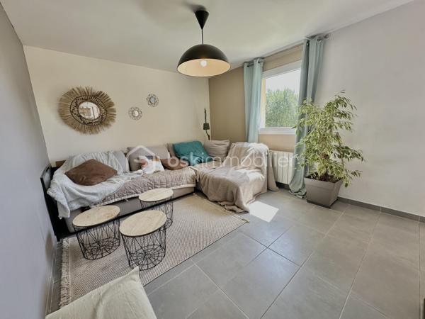 MAISON RÉCENTE – VIE DE PLAIN-PIED – 4 CHAMBRES – PROCHE PLAGES

Située sur le secteur recherché du Cap Coz, cette maison individuelle construite en 2010 développe environ 132 m² habitables sur une parcelle de 610 m².

Elle offre un cadre de vie fonctionnel et lumineux, idéal pour une famille recherchant la proximité du littoral et une maison habitable immédiatement.

La plage de Cap Coz se situe à seulement 1km ... moins de 5 minutes en vélo !

Elle se compose :

Au rez-de-chaussée :

Une belle pièce de vie lumineuse avec poêle à bois
Une cuisine ouverte aménagée et équipée
Un cellier
Une suite parentale avec dressing et salle d’eau privative
Un WC indépendant

À l’étage :

3 chambres
Une salle de bain avec baignoire et douche
Un WC 

Extérieurs :

Terrasse bien exposée
Jardin arboré
Plusieurs places de stationnement privatives
Pas de garage

Prestations techniques :

Construction de 2010
Menuiseries double vitrage
Volets roulants
Chauffage bois + électrique
Belle luminosité grâce aux expositions Sud / Est
Vie de plain-pied

Les plus :

Maison récente et fonctionnelle
Volumes confortables
Proximité immédiate des plages et du bourg
Accès rapide aux principaux axes
Secteur recherché du Cap Coz

À noter :
Le bien est situé en bordure d’un axe routier fréquenté. 
Cette configuration offre une excellente accessibilité au quotidien, mais implique un environnement plus vivant qu’un emplacement en retrait ou en impasse.
Quelques finitions sont à prévoir.

Un bien cohérent pour les acquéreurs recherchant avant tout :
• un emplacement proche du littoral,
• une maison familiale récente,
• une vie de plain-pied,
• et un accès rapide aux commodités et plages du secteur.

Taxe Foncière : 1157€/an

- - - Visite uniquement sur rendez-vous - - -

Contact Exclusif : 

Gino Dupuy – BSK Immobilier
Votre Conseiller Immobilier sur Quimper et le Finistère Sud.
Avis de valeur OFFERT dans tout le Finistère Sud.

_________________________________________________

VENTE IMMOBILIÈRE – QUIMPER & Alentours
Échangeons sur votre projet, sans engagement, pour définir la meilleure stratégie de vente.

APPORTEURS D'AFFAIRES
Vous connaissez quelqu'un qui souhaite vendre ou acheter ?
Un simple message suffit pour initier un contact, je m'occupe du reste. Rémunération attractive.

COLLABORATION INTERCABINET
Discutons volontiers d'un partage de mandat ou d'un acheteur en recherche.

_________________________________________________

Honoraires charge vendeur : aucun frais d'agence supplémentaires pour vous.
Le prix affiché est votre prix final hors frais de notaire.