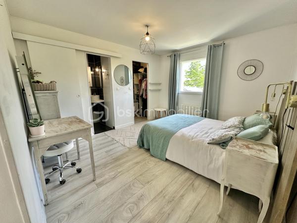 MAISON RÉCENTE – VIE DE PLAIN-PIED – 4 CHAMBRES – PROCHE PLAGES

Située sur le secteur recherché du Cap Coz, cette maison individuelle construite en 2010 développe environ 132 m² habitables sur une parcelle de 610 m².

Elle offre un cadre de vie fonctionnel et lumineux, idéal pour une famille recherchant la proximité du littoral et une maison habitable immédiatement.

La plage de Cap Coz se situe à seulement 1km ... moins de 5 minutes en vélo !

Elle se compose :

Au rez-de-chaussée :

Une belle pièce de vie lumineuse avec poêle à bois
Une cuisine ouverte aménagée et équipée
Un cellier
Une suite parentale avec dressing et salle d’eau privative
Un WC indépendant

À l’étage :

3 chambres
Une salle de bain avec baignoire et douche
Un WC 

Extérieurs :

Terrasse bien exposée
Jardin arboré
Plusieurs places de stationnement privatives
Pas de garage

Prestations techniques :

Construction de 2010
Menuiseries double vitrage
Volets roulants
Chauffage bois + électrique
Belle luminosité grâce aux expositions Sud / Est
Vie de plain-pied

Les plus :

Maison récente et fonctionnelle
Volumes confortables
Proximité immédiate des plages et du bourg
Accès rapide aux principaux axes
Secteur recherché du Cap Coz

À noter :
Le bien est situé en bordure d’un axe routier fréquenté. 
Cette configuration offre une excellente accessibilité au quotidien, mais implique un environnement plus vivant qu’un emplacement en retrait ou en impasse.
Quelques finitions sont à prévoir.

Un bien cohérent pour les acquéreurs recherchant avant tout :
• un emplacement proche du littoral,
• une maison familiale récente,
• une vie de plain-pied,
• et un accès rapide aux commodités et plages du secteur.

Taxe Foncière : 1157€/an

- - - Visite uniquement sur rendez-vous - - -

Contact Exclusif : 

Gino Dupuy – BSK Immobilier
Votre Conseiller Immobilier sur Quimper et le Finistère Sud.
Avis de valeur OFFERT dans tout le Finistère Sud.

_________________________________________________

VENTE IMMOBILIÈRE – QUIMPER & Alentours
Échangeons sur votre projet, sans engagement, pour définir la meilleure stratégie de vente.

APPORTEURS D'AFFAIRES
Vous connaissez quelqu'un qui souhaite vendre ou acheter ?
Un simple message suffit pour initier un contact, je m'occupe du reste. Rémunération attractive.

COLLABORATION INTERCABINET
Discutons volontiers d'un partage de mandat ou d'un acheteur en recherche.

_________________________________________________

Honoraires charge vendeur : aucun frais d'agence supplémentaires pour vous.
Le prix affiché est votre prix final hors frais de notaire.