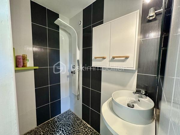 MAISON RÉCENTE – VIE DE PLAIN-PIED – 4 CHAMBRES – PROCHE PLAGES

Située sur le secteur recherché du Cap Coz, cette maison individuelle construite en 2010 développe environ 132 m² habitables sur une parcelle de 610 m².

Elle offre un cadre de vie fonctionnel et lumineux, idéal pour une famille recherchant la proximité du littoral et une maison habitable immédiatement.

La plage de Cap Coz se situe à seulement 1km ... moins de 5 minutes en vélo !

Elle se compose :

Au rez-de-chaussée :

Une belle pièce de vie lumineuse avec poêle à bois
Une cuisine ouverte aménagée et équipée
Un cellier
Une suite parentale avec dressing et salle d’eau privative
Un WC indépendant

À l’étage :

3 chambres
Une salle de bain avec baignoire et douche
Un WC 

Extérieurs :

Terrasse bien exposée
Jardin arboré
Plusieurs places de stationnement privatives
Pas de garage

Prestations techniques :

Construction de 2010
Menuiseries double vitrage
Volets roulants
Chauffage bois + électrique
Belle luminosité grâce aux expositions Sud / Est
Vie de plain-pied

Les plus :

Maison récente et fonctionnelle
Volumes confortables
Proximité immédiate des plages et du bourg
Accès rapide aux principaux axes
Secteur recherché du Cap Coz

À noter :
Le bien est situé en bordure d’un axe routier fréquenté. 
Cette configuration offre une excellente accessibilité au quotidien, mais implique un environnement plus vivant qu’un emplacement en retrait ou en impasse.
Quelques finitions sont à prévoir.

Un bien cohérent pour les acquéreurs recherchant avant tout :
• un emplacement proche du littoral,
• une maison familiale récente,
• une vie de plain-pied,
• et un accès rapide aux commodités et plages du secteur.

Taxe Foncière : 1157€/an

- - - Visite uniquement sur rendez-vous - - -

Contact Exclusif : 

Gino Dupuy – BSK Immobilier
Votre Conseiller Immobilier sur Quimper et le Finistère Sud.
Avis de valeur OFFERT dans tout le Finistère Sud.

_________________________________________________

VENTE IMMOBILIÈRE – QUIMPER & Alentours
Échangeons sur votre projet, sans engagement, pour définir la meilleure stratégie de vente.

APPORTEURS D'AFFAIRES
Vous connaissez quelqu'un qui souhaite vendre ou acheter ?
Un simple message suffit pour initier un contact, je m'occupe du reste. Rémunération attractive.

COLLABORATION INTERCABINET
Discutons volontiers d'un partage de mandat ou d'un acheteur en recherche.

_________________________________________________

Honoraires charge vendeur : aucun frais d'agence supplémentaires pour vous.
Le prix affiché est votre prix final hors frais de notaire.