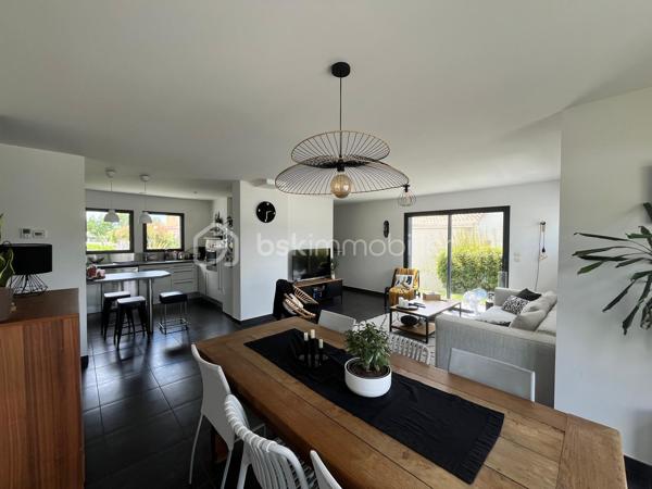 Maison récente de 2012 – Coup de cœur assuré 

Située dans un environnement calme et privilégié, au sein d’un lotissement familial et sécurisé en impasse, cette charmante maison à étage construite en 2012 saura séduire les familles à la recherche de confort et de modernité.

D’une surface habitable de 105 m² environ, elle offre une distribution fonctionnelle et optimisée :

•⁠  ⁠Une suite parentale en rez-de-chaussée avec sa salle d’eau privative et son dressing.
•⁠  ⁠Deux chambres à l’étage, idéales pour les enfants et un bureau .
•⁠  ⁠Une seconde salle de bain.
•⁠  ⁠Deux WC pour un confort quotidien optimal.

À l’extérieur, vous profiterez d’un agréable jardin spacieux , propice aux moments de détente en famille ou entre amis.

Construite avec des matériaux modernes et de qualité, cette maison ne nécessite aucun travaux : vous n’avez plus qu’à poser vos valises !

Son emplacement est un véritable atout : située à moins d’un kilomètre du centre-bourg du Loroux-Bottereau, elle permet d’accéder rapidement aux commerces, écoles et services tout en bénéficiant d’un cadre de vie paisible.

Bien rare sur le secteur – À visiter sans tarder !