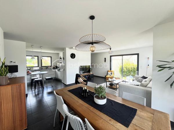 Maison récente de 2012 – Coup de cœur assuré 

Située dans un environnement calme et privilégié, au sein d’un lotissement familial et sécurisé en impasse, cette charmante maison à étage construite en 2012 saura séduire les familles à la recherche de confort et de modernité.

D’une surface habitable de 105 m² environ, elle offre une distribution fonctionnelle et optimisée :

•⁠  ⁠Une suite parentale en rez-de-chaussée avec sa salle d’eau privative et son dressing.
•⁠  ⁠Deux chambres à l’étage, idéales pour les enfants et un bureau .
•⁠  ⁠Une seconde salle de bain.
•⁠  ⁠Deux WC pour un confort quotidien optimal.

À l’extérieur, vous profiterez d’un agréable jardin spacieux , propice aux moments de détente en famille ou entre amis.

Construite avec des matériaux modernes et de qualité, cette maison ne nécessite aucun travaux : vous n’avez plus qu’à poser vos valises !

Son emplacement est un véritable atout : située à moins d’un kilomètre du centre-bourg du Loroux-Bottereau, elle permet d’accéder rapidement aux commerces, écoles et services tout en bénéficiant d’un cadre de vie paisible.

Bien rare sur le secteur – À visiter sans tarder !