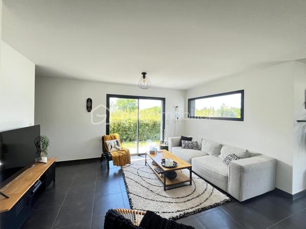 Maison récente de 2012 – Coup de cœur assuré 

Située dans un environnement calme et privilégié, au sein d’un lotissement familial et sécurisé en impasse, cette charmante maison à étage construite en 2012 saura séduire les familles à la recherche de confort et de modernité.

D’une surface habitable de 105 m² environ, elle offre une distribution fonctionnelle et optimisée :

•⁠  ⁠Une suite parentale en rez-de-chaussée avec sa salle d’eau privative et son dressing.
•⁠  ⁠Deux chambres à l’étage, idéales pour les enfants et un bureau .
•⁠  ⁠Une seconde salle de bain.
•⁠  ⁠Deux WC pour un confort quotidien optimal.

À l’extérieur, vous profiterez d’un agréable jardin spacieux , propice aux moments de détente en famille ou entre amis.

Construite avec des matériaux modernes et de qualité, cette maison ne nécessite aucun travaux : vous n’avez plus qu’à poser vos valises !

Son emplacement est un véritable atout : située à moins d’un kilomètre du centre-bourg du Loroux-Bottereau, elle permet d’accéder rapidement aux commerces, écoles et services tout en bénéficiant d’un cadre de vie paisible.

Bien rare sur le secteur – À visiter sans tarder !