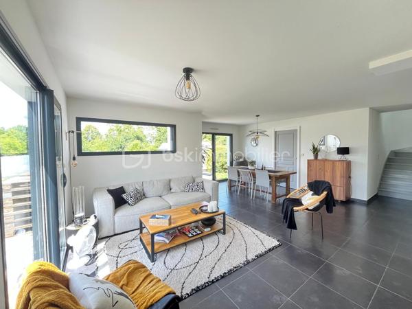 Maison récente de 2012 – Coup de cœur assuré 

Située dans un environnement calme et privilégié, au sein d’un lotissement familial et sécurisé en impasse, cette charmante maison à étage construite en 2012 saura séduire les familles à la recherche de confort et de modernité.

D’une surface habitable de 105 m² environ, elle offre une distribution fonctionnelle et optimisée :

•⁠  ⁠Une suite parentale en rez-de-chaussée avec sa salle d’eau privative et son dressing.
•⁠  ⁠Deux chambres à l’étage, idéales pour les enfants et un bureau .
•⁠  ⁠Une seconde salle de bain.
•⁠  ⁠Deux WC pour un confort quotidien optimal.

À l’extérieur, vous profiterez d’un agréable jardin spacieux , propice aux moments de détente en famille ou entre amis.

Construite avec des matériaux modernes et de qualité, cette maison ne nécessite aucun travaux : vous n’avez plus qu’à poser vos valises !

Son emplacement est un véritable atout : située à moins d’un kilomètre du centre-bourg du Loroux-Bottereau, elle permet d’accéder rapidement aux commerces, écoles et services tout en bénéficiant d’un cadre de vie paisible.

Bien rare sur le secteur – À visiter sans tarder !
