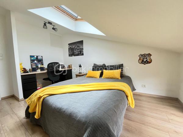 Maison récente de 2012 – Coup de cœur assuré 

Située dans un environnement calme et privilégié, au sein d’un lotissement familial et sécurisé en impasse, cette charmante maison à étage construite en 2012 saura séduire les familles à la recherche de confort et de modernité.

D’une surface habitable de 105 m² environ, elle offre une distribution fonctionnelle et optimisée :

•⁠  ⁠Une suite parentale en rez-de-chaussée avec sa salle d’eau privative et son dressing.
•⁠  ⁠Deux chambres à l’étage, idéales pour les enfants et un bureau .
•⁠  ⁠Une seconde salle de bain.
•⁠  ⁠Deux WC pour un confort quotidien optimal.

À l’extérieur, vous profiterez d’un agréable jardin spacieux , propice aux moments de détente en famille ou entre amis.

Construite avec des matériaux modernes et de qualité, cette maison ne nécessite aucun travaux : vous n’avez plus qu’à poser vos valises !

Son emplacement est un véritable atout : située à moins d’un kilomètre du centre-bourg du Loroux-Bottereau, elle permet d’accéder rapidement aux commerces, écoles et services tout en bénéficiant d’un cadre de vie paisible.

Bien rare sur le secteur – À visiter sans tarder !