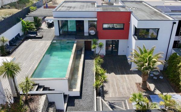 Une villa contemporaine aux airs de resort privé.