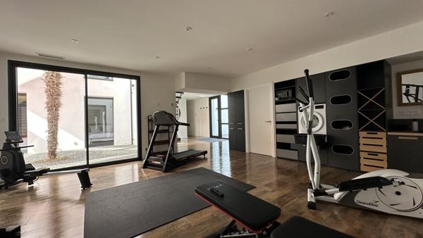 Une villa contemporaine aux airs de resort privé.