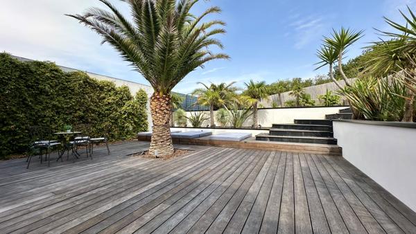 Une villa contemporaine aux airs de resort privé.