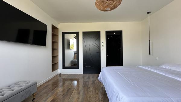Une villa contemporaine aux airs de resort privé.