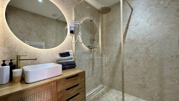 Une villa contemporaine aux airs de resort privé.