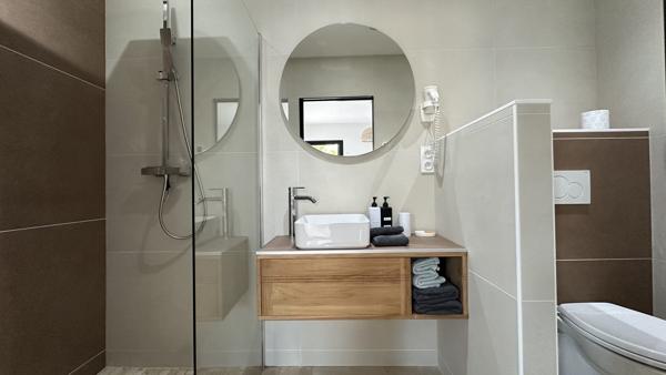 Une villa contemporaine aux airs de resort privé.