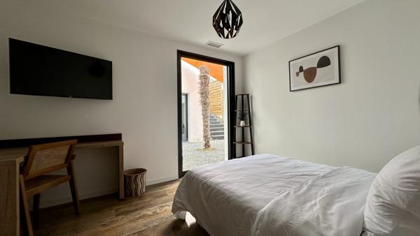 Une villa contemporaine aux airs de resort privé.