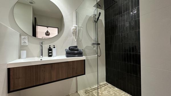 Une villa contemporaine aux airs de resort privé.