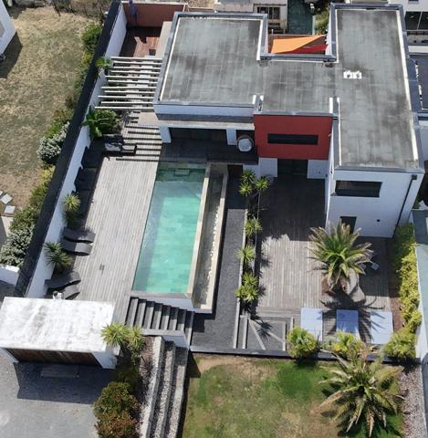 Une villa contemporaine aux airs de resort privé.