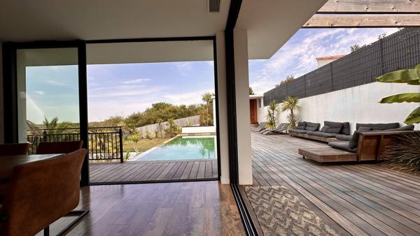 Une villa contemporaine aux airs de resort privé.