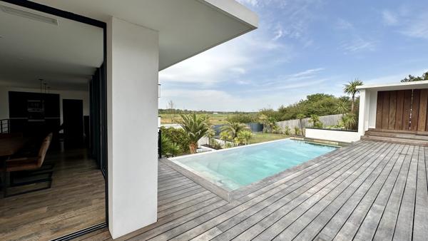 Une villa contemporaine aux airs de resort privé.