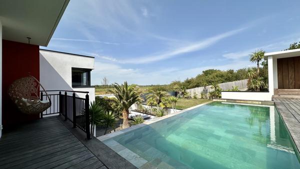 Une villa contemporaine aux airs de resort privé.