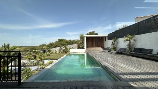 Une villa contemporaine aux airs de resort privé.