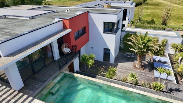 Une villa contemporaine aux airs de resort privé.