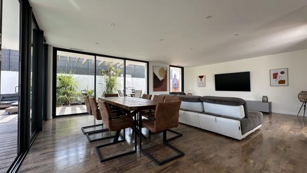 Une villa contemporaine aux airs de resort privé.