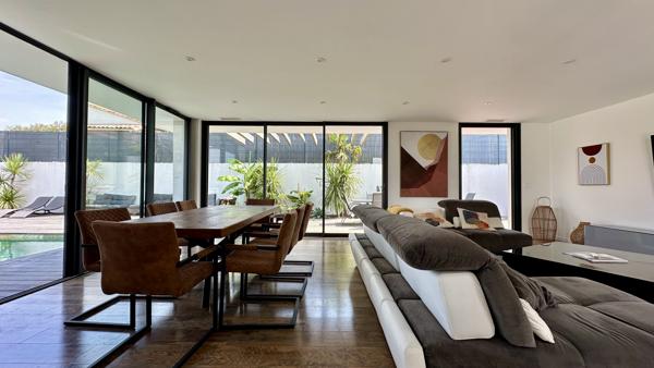 Une villa contemporaine aux airs de resort privé.