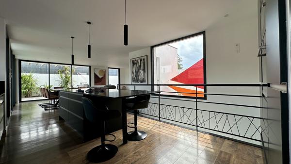 Une villa contemporaine aux airs de resort privé.