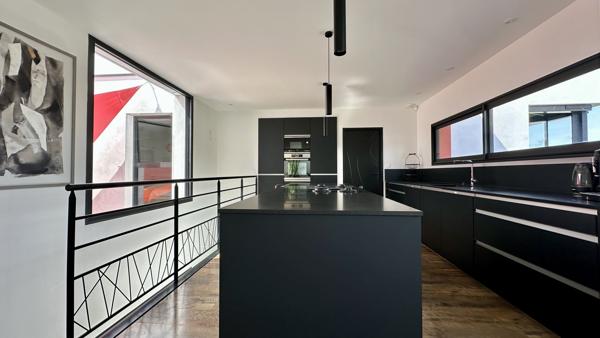Une villa contemporaine aux airs de resort privé.