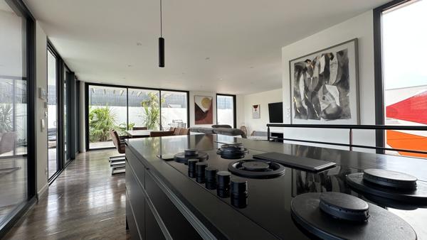 Une villa contemporaine aux airs de resort privé.