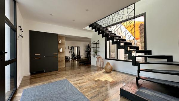 Une villa contemporaine aux airs de resort privé.