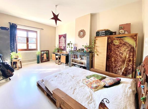 Magnifique appartement ancien 91 m² avec cave et stationnement