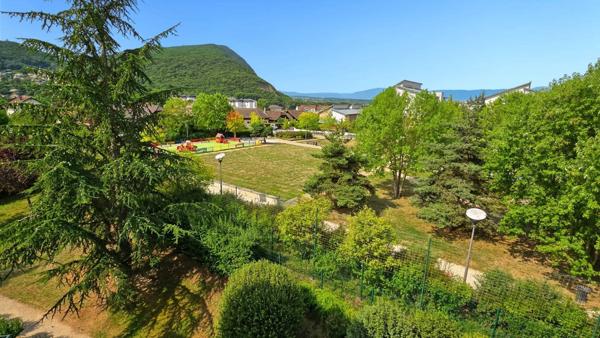 Spacieux T3 de 78 m² rénové à neuf avec vue Jura, Résidence sécurisée avec services