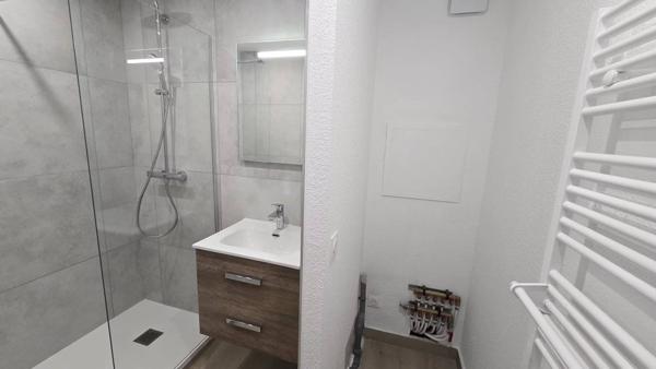 Spacieux T3 de 78 m² rénové à neuf avec vue Jura, Résidence sécurisée avec services