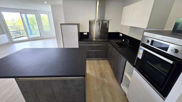 Spacieux T3 de 78 m² rénové à neuf avec vue Jura, Résidence sécurisée avec services