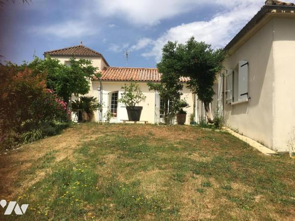 GRANDE MAISON D'HABITATION EN BON ÉTAT AVEC PISCINE ET AGREABLE TERRAIN ARBORÉ