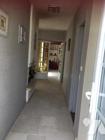 GRANDE MAISON D'HABITATION EN BON ÉTAT AVEC PISCINE ET AGREABLE TERRAIN ARBORÉ