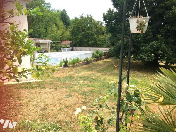 GRANDE MAISON D'HABITATION EN BON ÉTAT AVEC PISCINE ET AGREABLE TERRAIN ARBORÉ