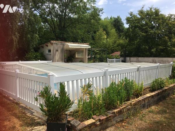 GRANDE MAISON D'HABITATION EN BON ÉTAT AVEC PISCINE ET AGREABLE TERRAIN ARBORÉ