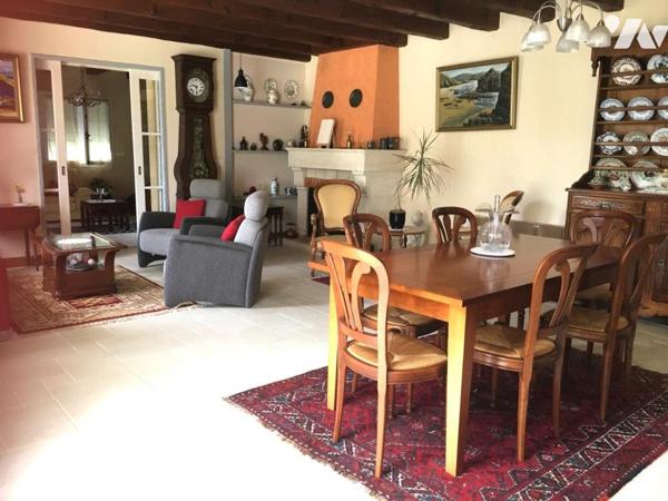 GRANDE MAISON D'HABITATION EN BON ÉTAT AVEC PISCINE ET AGREABLE TERRAIN ARBORÉ