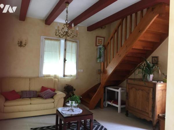 GRANDE MAISON D'HABITATION EN BON ÉTAT AVEC PISCINE ET AGREABLE TERRAIN ARBORÉ