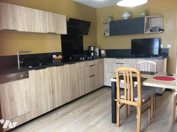 GRANDE MAISON D'HABITATION EN BON ÉTAT AVEC PISCINE ET AGREABLE TERRAIN ARBORÉ