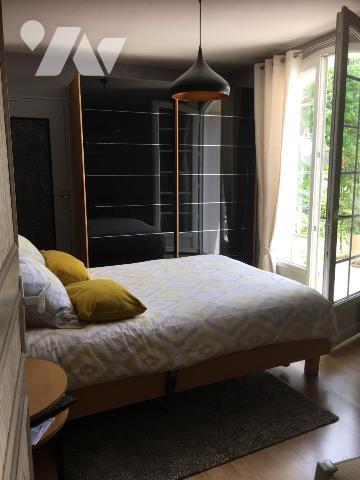 GRANDE MAISON D'HABITATION EN BON ÉTAT AVEC PISCINE ET AGREABLE TERRAIN ARBORÉ