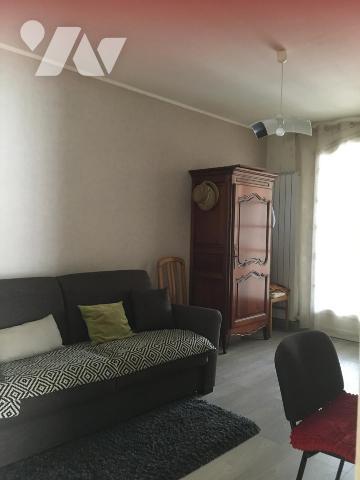 GRANDE MAISON D'HABITATION EN BON ÉTAT AVEC PISCINE ET AGREABLE TERRAIN ARBORÉ