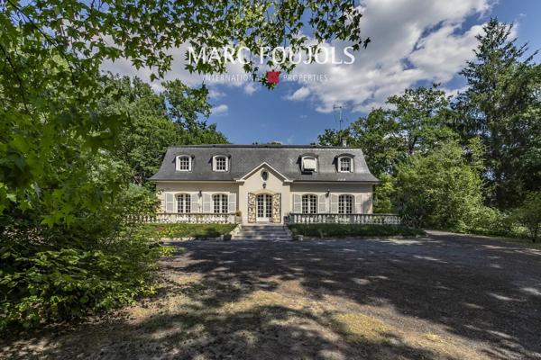 Lamorlaye – Maison de style Mansart – Piscine