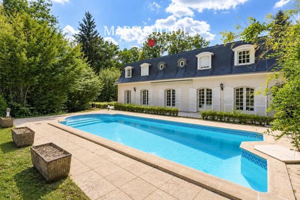 Lamorlaye – Maison de style Mansart – Piscine
