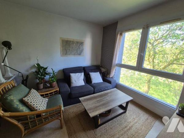 A vendre dans la résidence VULCAIN IV, un appartement de 53,52m², au 1er étage, comprenant une ...