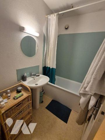 A vendre dans la résidence VULCAIN IV, un appartement de 53,52m², au 1er étage, comprenant une ...